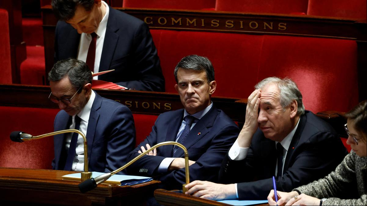 El Gobierno francés toma oxígeno al fracasar dos mociones de censura