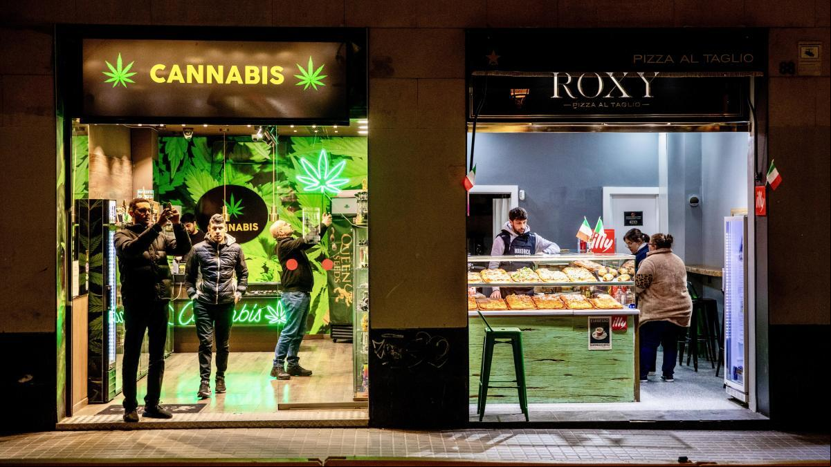 Las tretas de las tiendas de chuches de cannabis para burlar la presión del Ayuntamiento de Barcelona