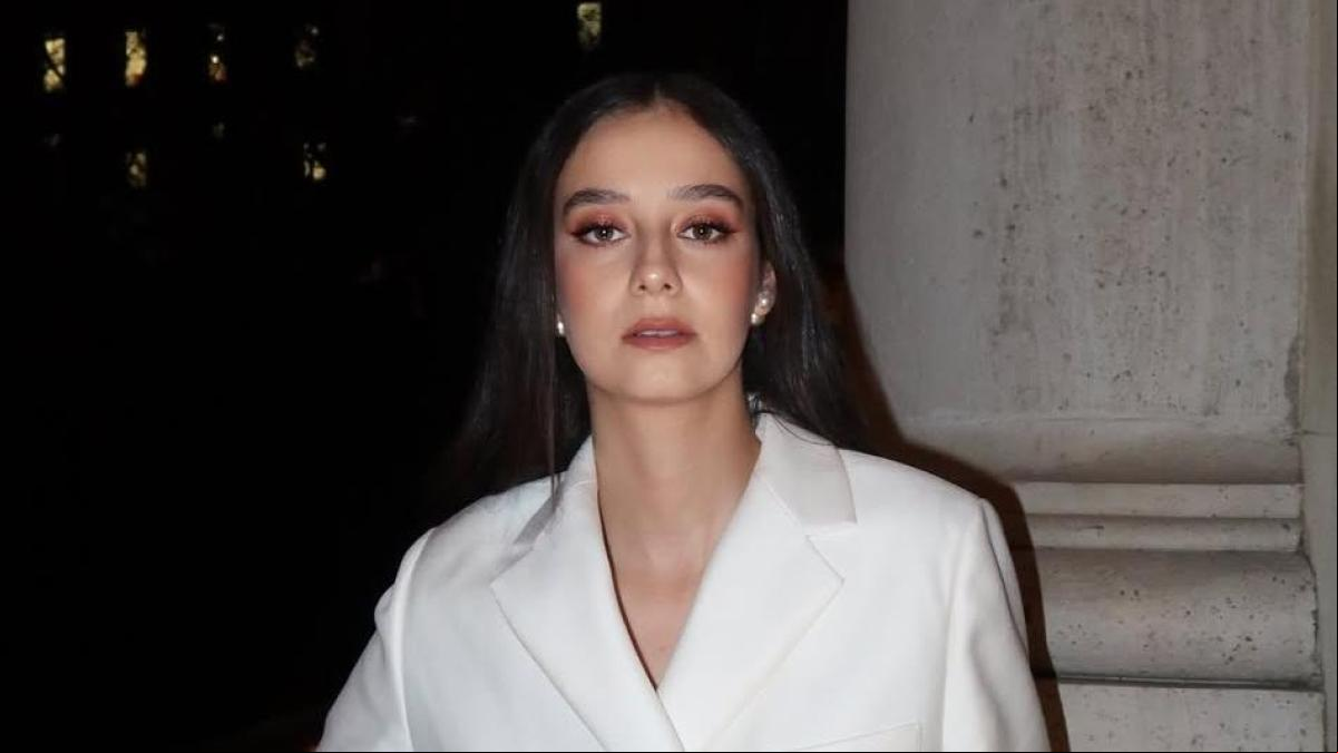 Victoria Federica redefine el traje blanco que puso de moda Letizia: la versión que puedes fichar en Mango por 150 euros