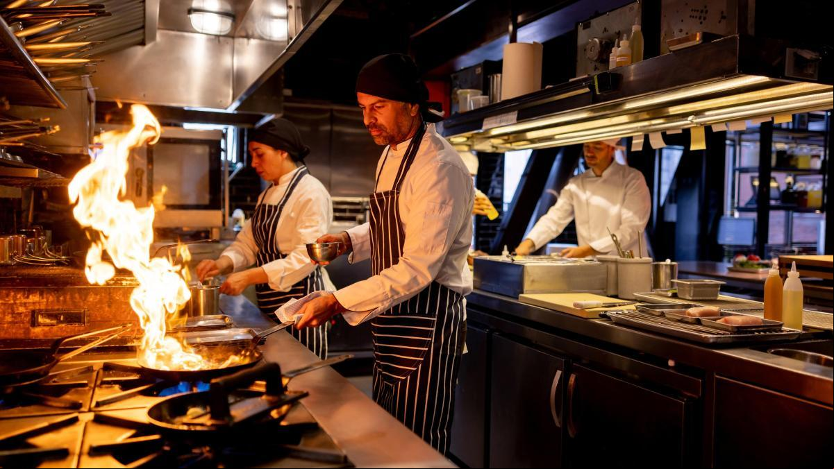 Un cocinero publica una lista de los clientes que no soporta y lo ponen a caldo: “Quizá deberías dedicarte a otra cosa”