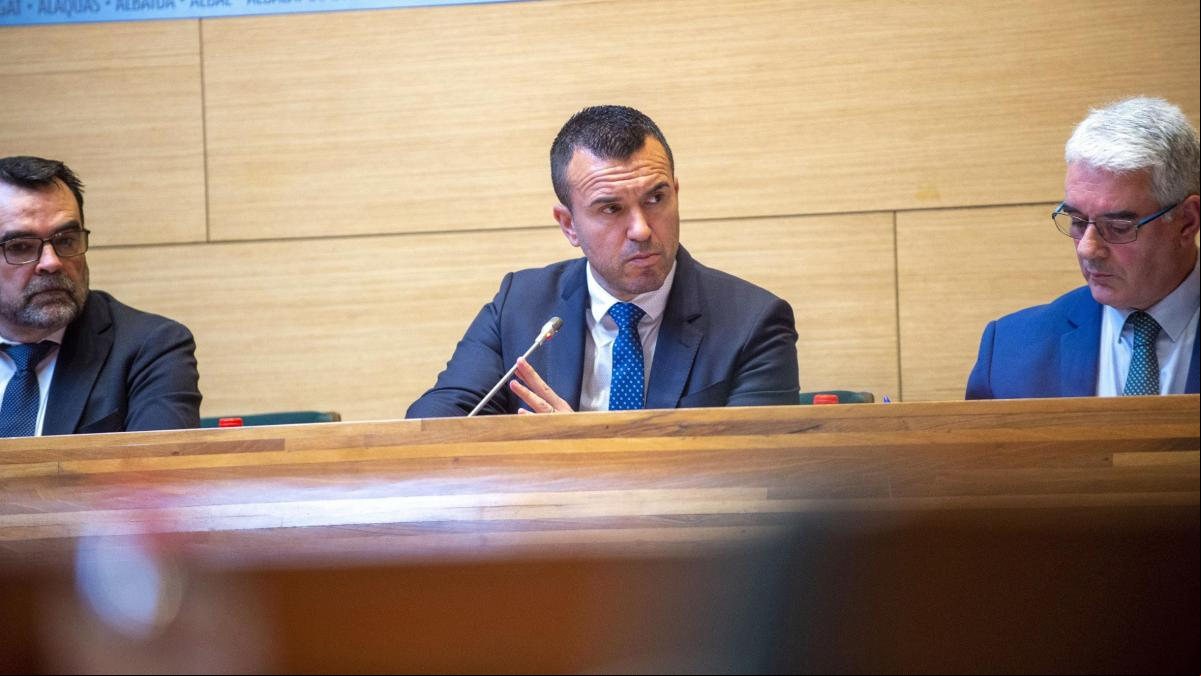 Mompó se desmarca: acepta eliminar a Felipe V de calles y avenidas y reivindica el 25 d’Abril