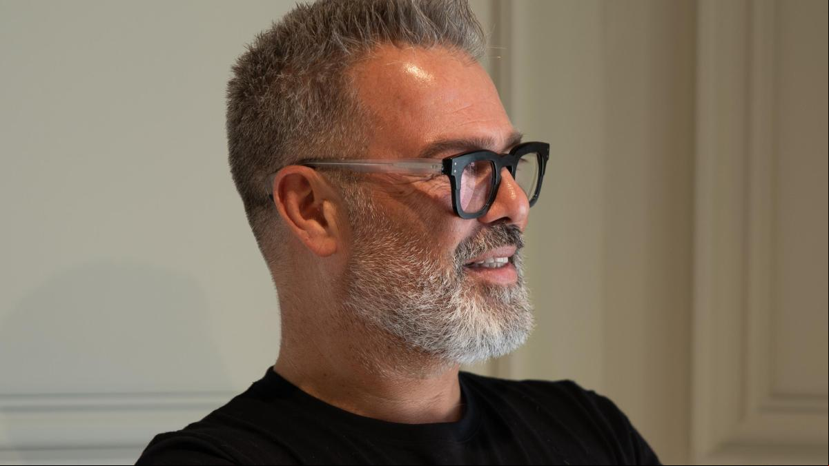 Los 4 consejos del icónico peluquero Víctor del Valle para cuidar el cabello a partir de los 60: “Si estás bien a nivel interno, lo estarás a nivel externo”