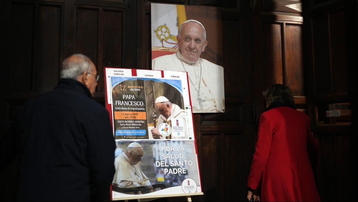 El papa Francisco se mueve como lo hacía antes y puede ir de la cama al sillón