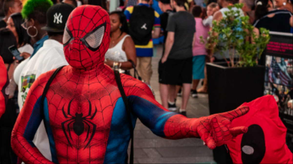 Un hombre disfrazado de Spiderman roba 10.000 euros en cromos de Bola de Drac Z, One Piece y Pokémon