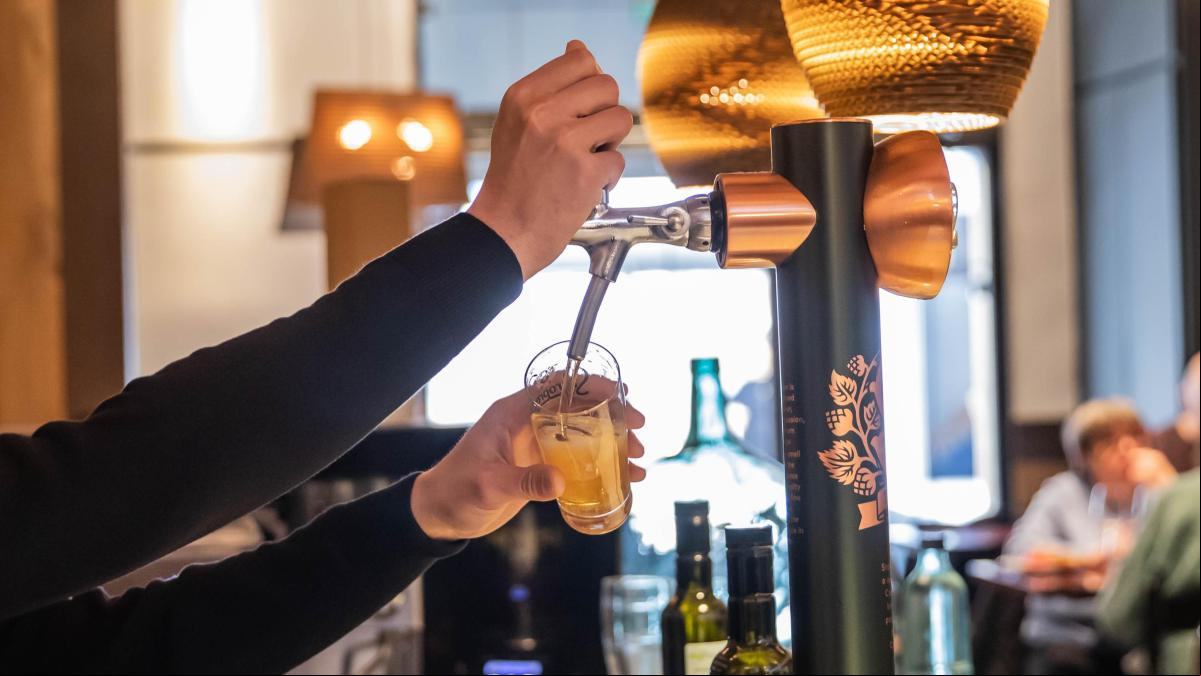 Busca camarera en un bar de Almería e indigna por las condiciones abusivas que pide a cambio de 500 euros: ¿Es una plantación de esclavos?”