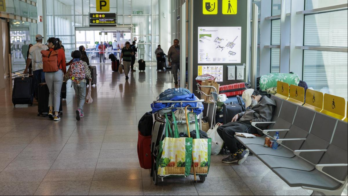 La Generalitat prevé destinar 500.000 euros al año para atender a personas sin techo del aeropuerto