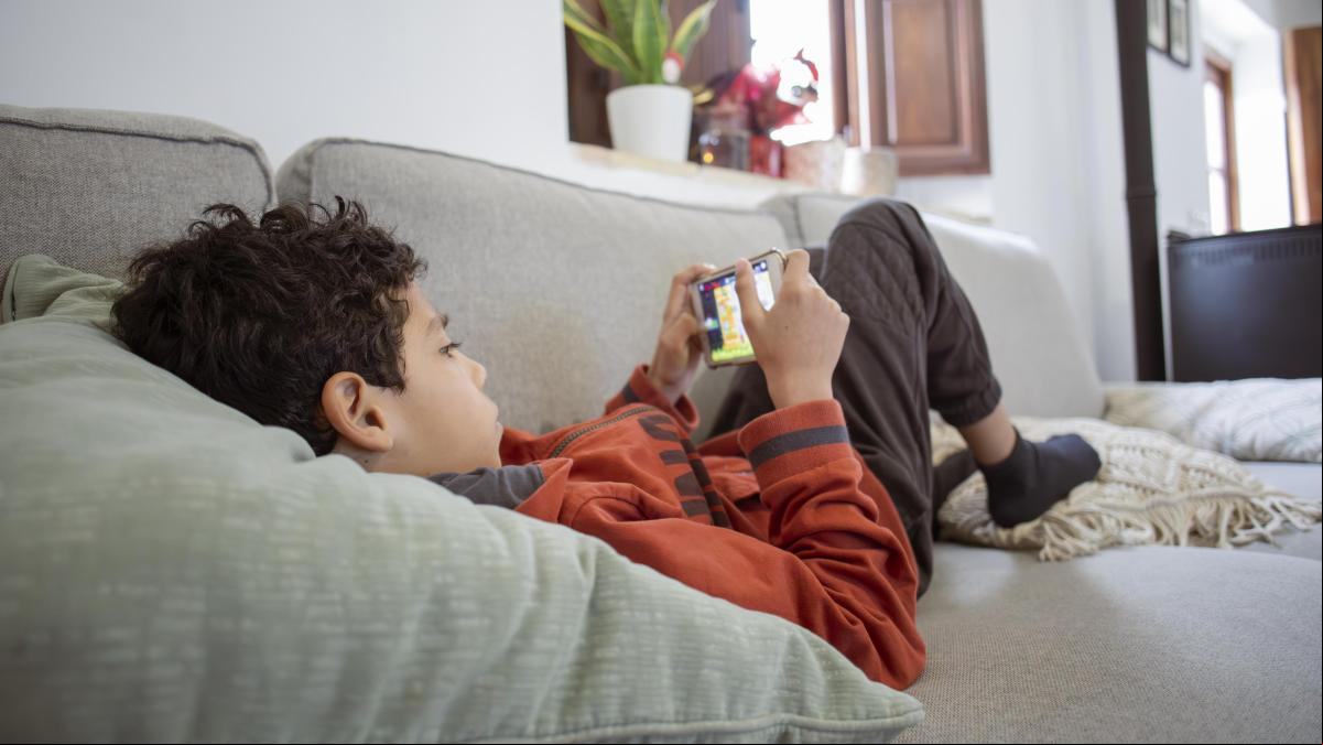De cefaleas a hiperactividad o estrés: crecen las enfermedades asociadas al uso de pantallas en niños de entre 4 y 12 años