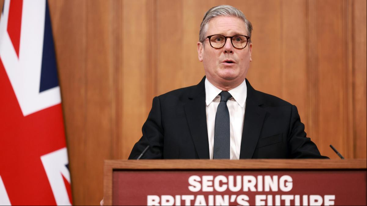 Starmer anuncia mesures antiimmigració “perquè no siguem una illa d’estranys”