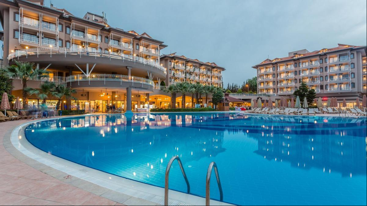 Un niño de 8 años atraviesa una cristalera en un hotel de Mallorca porque quería ver la piscina: está herido grave