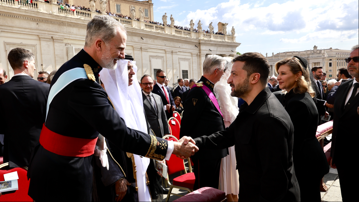 El Rey saluda a Zelenski en la plaza de San Pedro del Vaticano