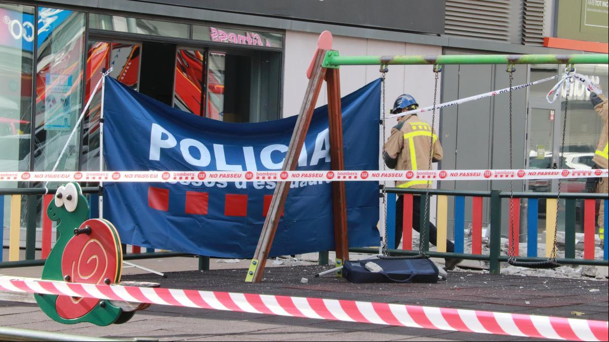 Un muerto al desprenderse un trozo de hormigón de la fachada del centro comercial Via Sabadell