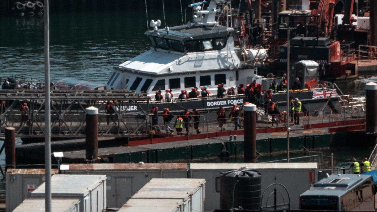 El Reino Unido consigue reducir la inmigración a la mitad en un año