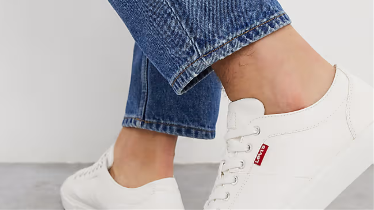 Las zapatillas Levis perfectas para pies anchos que no cuestan ni 40 euros y no te quitarás este verano