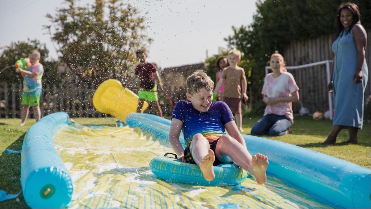 Piscinas hinchables con tobogán y chorros de agua: la selección definitiva (que está volando en Amazon) que tus hijos adorarán
