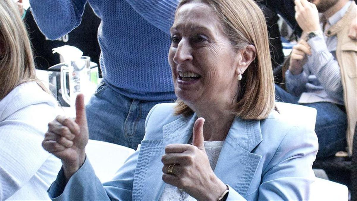 La exministra Ana Pastor salva a un pasajero en un vuelo Almería-Madrid