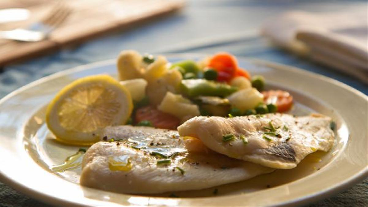 Merluza al horno con verduras al vapor: cómo preparar esta receta ligera de pescado