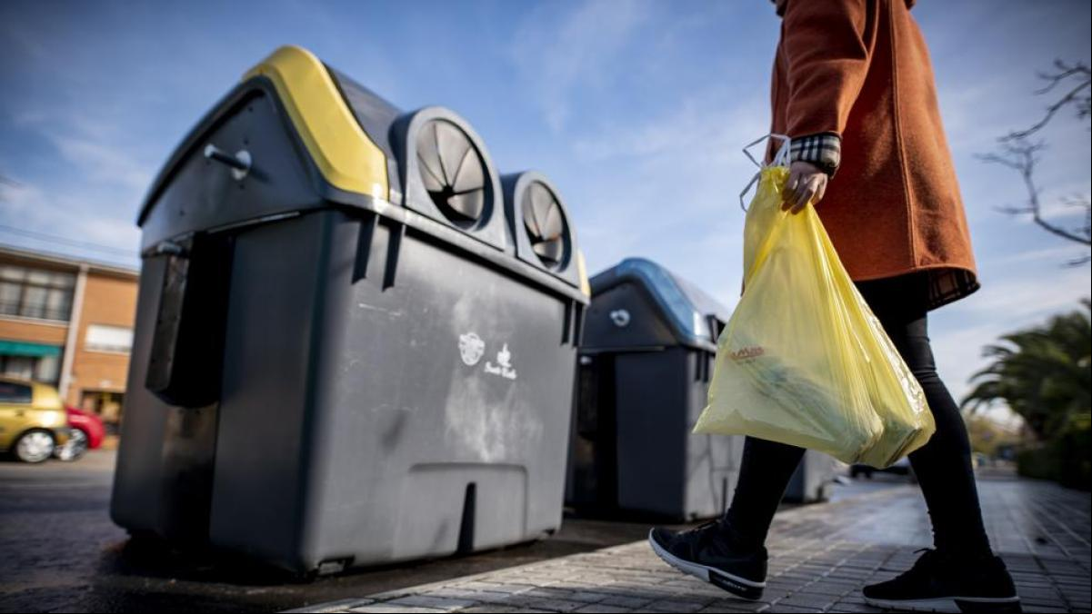 El reciclaje de envases domésticos de plástico, metal, brik, papel y cartón creció un 3,5% en 2023