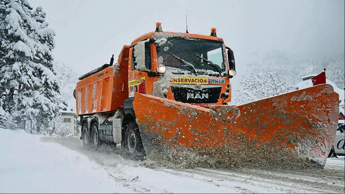 Una treintena de coches quedan atrapados por la nieve en Toses y Castellar de nHug