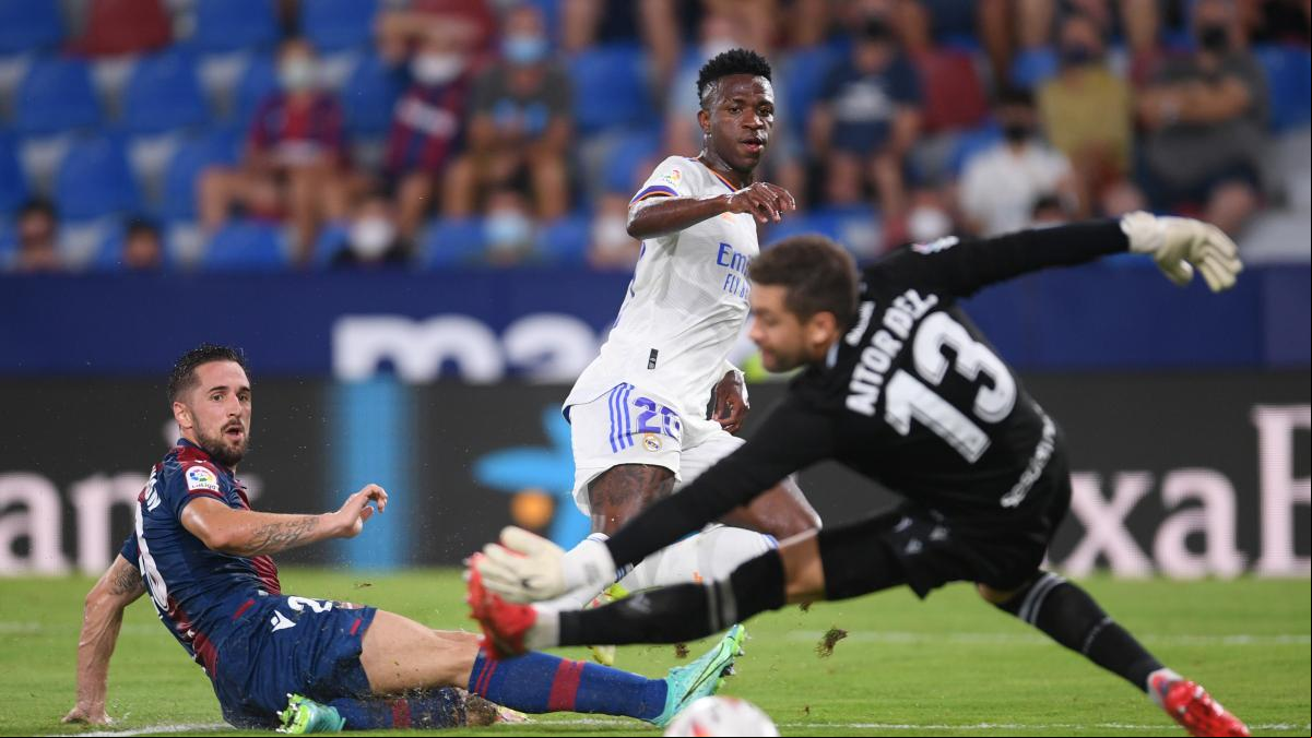 El Real Madrid evita la derrota con dos goles de Vinícius