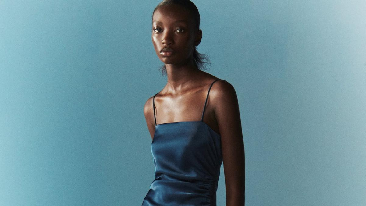 El vestido lencero de 25 euros de Zara en el que invertir como fondo de armario