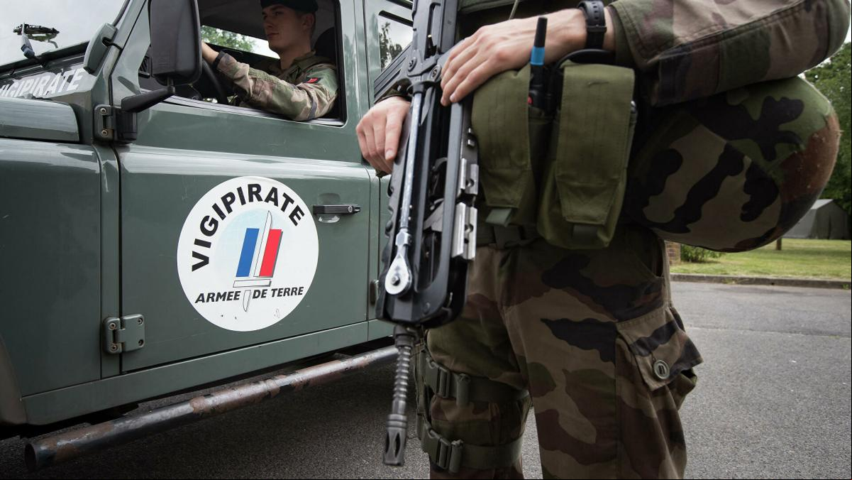 La frivolidad de los militares ses en Calais causa indignación