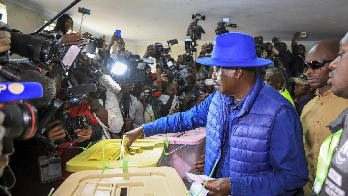 Kenia elige presidente en unas reñidas elecciones marcadas por la crisis económica Kenia elige presidente en unas reñidas elecciones marcadas por la crisis económica