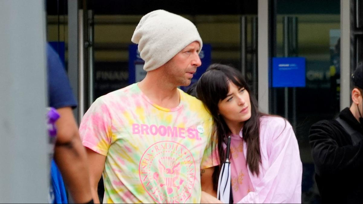 Chris Martin y Dakota Johnson, acosados por una mujer que dice ser la esposa del líder de Coldplay