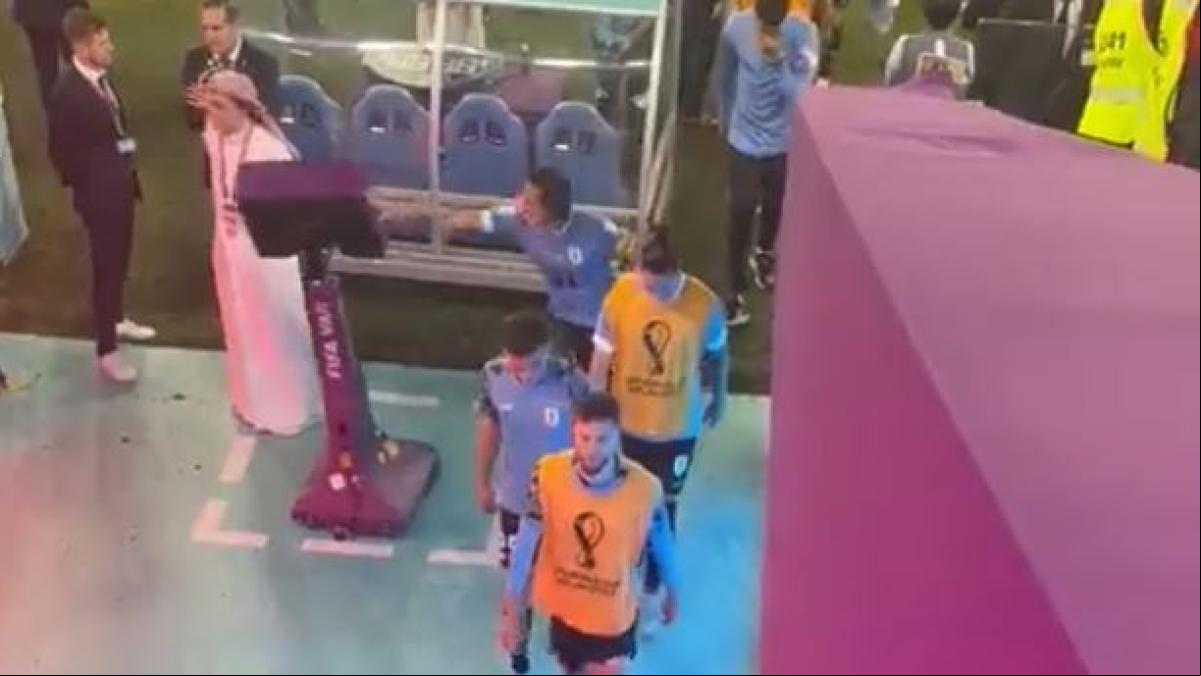 El mal perder de Cavani: tira al suelo el monitor del VAR tras la eliminación de Uruguay