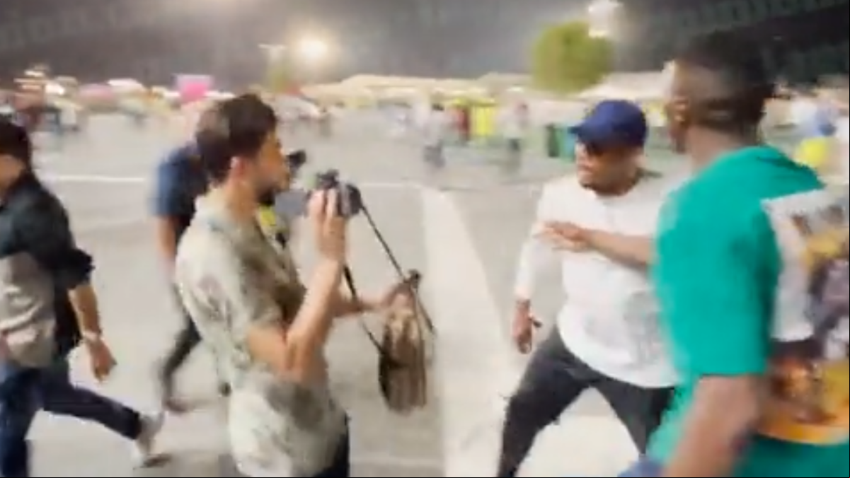Etoo agrede a un aficionado tras la victoria de Brasil