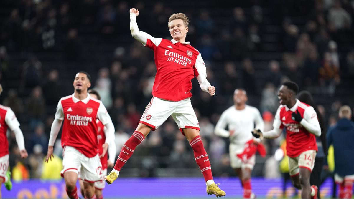Golpe de autoridad del Arsenal, más líder