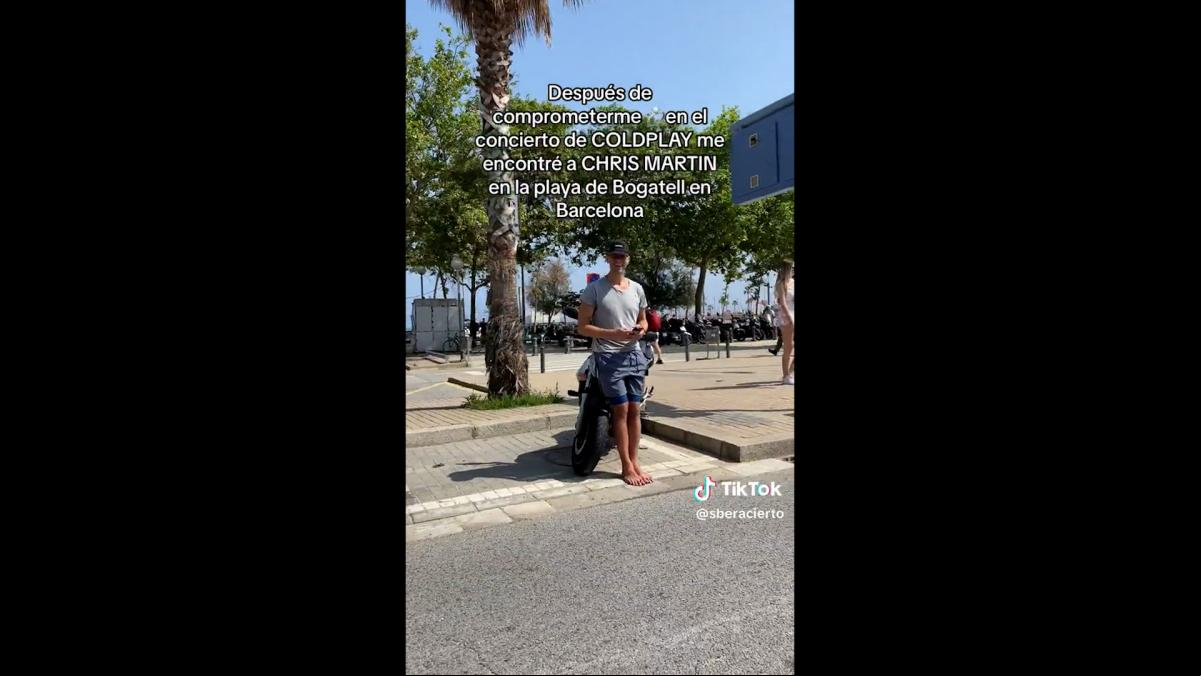 Una fan se encuentra a Chris Martin en la playa de Barcelona tras prometerse en su concierto: “Eres especial en mi vida”