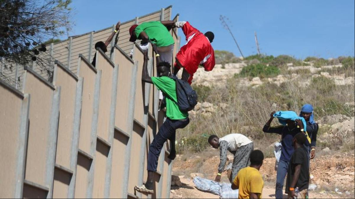 Tensión en Lampedusa: desbordada con la llegada de 7.000 migrantes en 48 horas