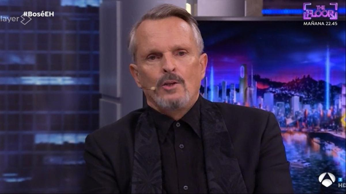 Miguel Bosé expone la solución a sus problemas de cuerdas vocales: “Te hacen una extracción de células madre del estómago”