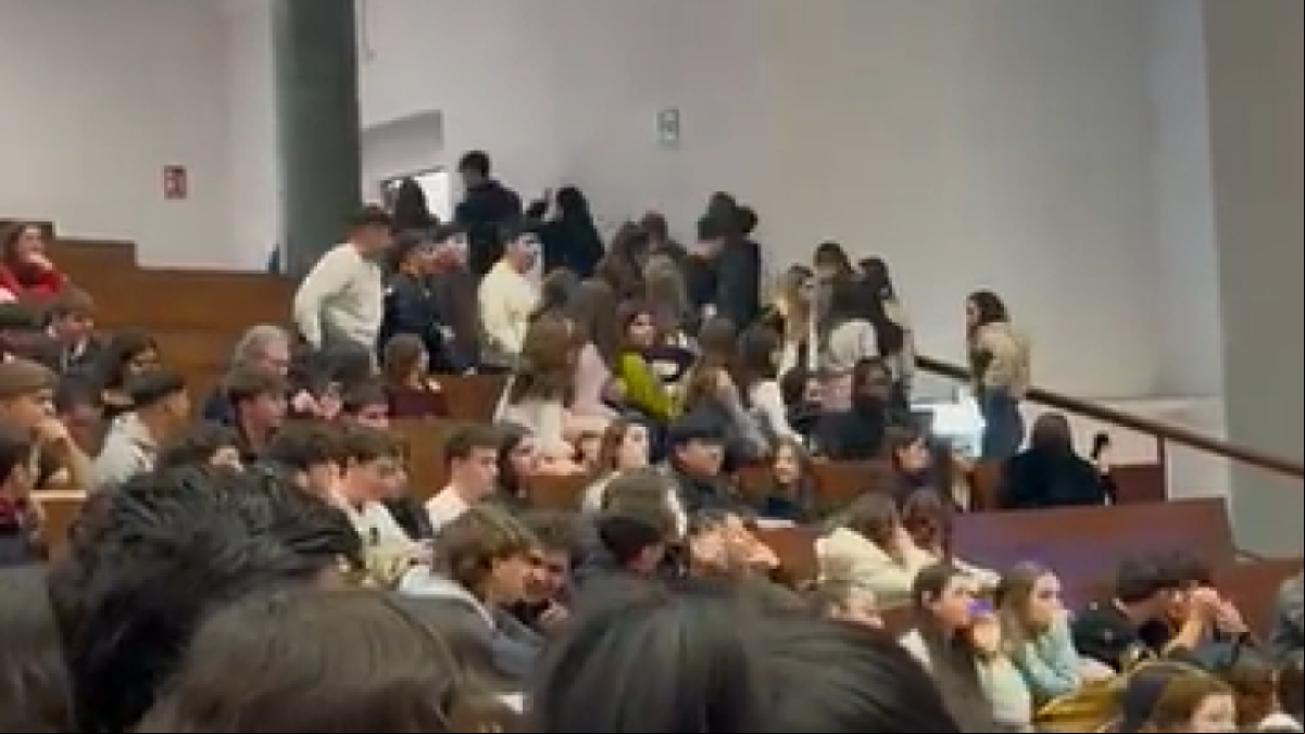 No venimos a que nos adoctrinen: alumnos de la UCM abandonan el aula durante una charla del profesor