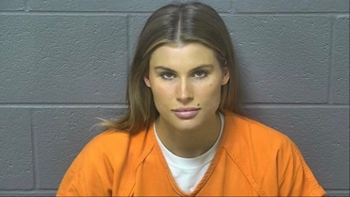 La foto policial de una detenida por conducción temeraria da la vuelta al mundo: Es la mujer más bella