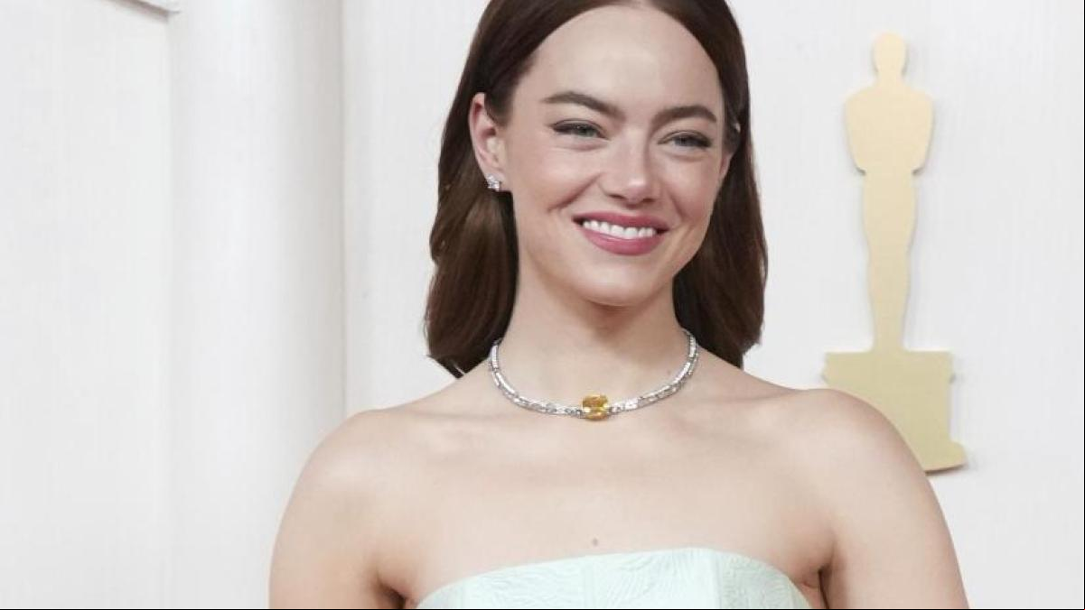 Emma Stone irradia luz en los Oscars con un espectacular vestido verde menta