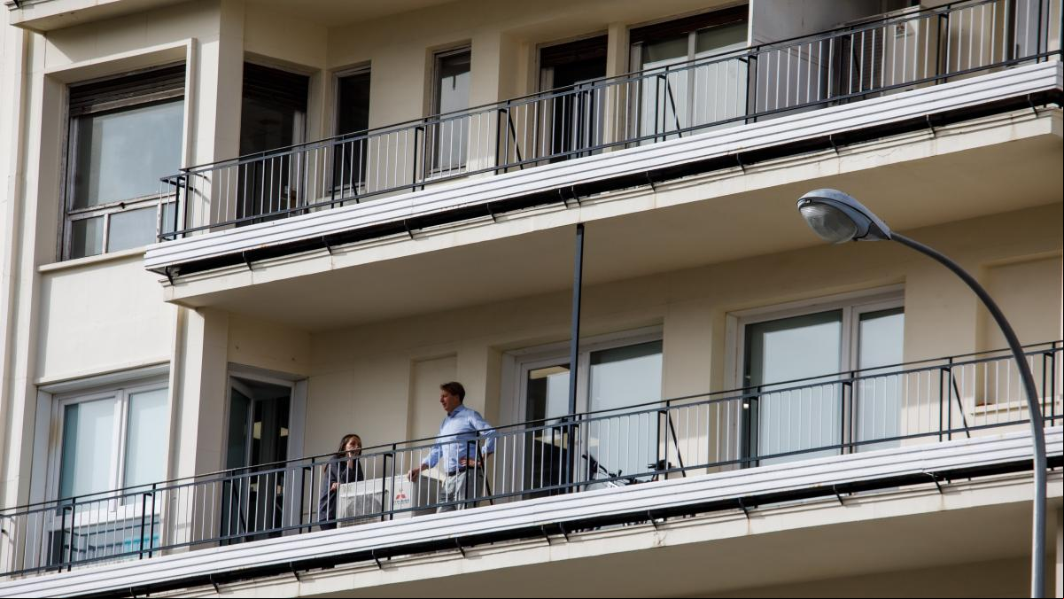 Multa de 1.000 euros a una comunidad de vecinos por exponer en el portal el nombre de un vecino y su deuda