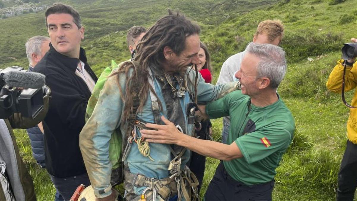 Localizados ilesos los dos espeleólogos desaparecidos en una cueva de Cantabria