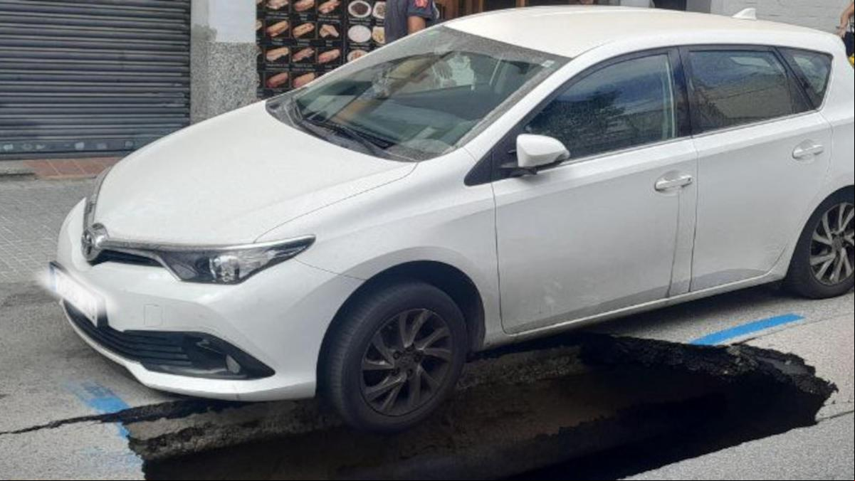 Un gran boquete obliga a desalojar una casa en Terrassa