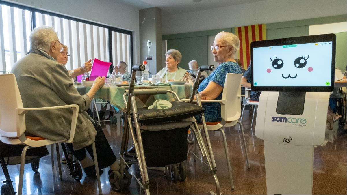 Una residencia de Lleida prueba un robot que ayuda a los mayores a hidratarse en verano