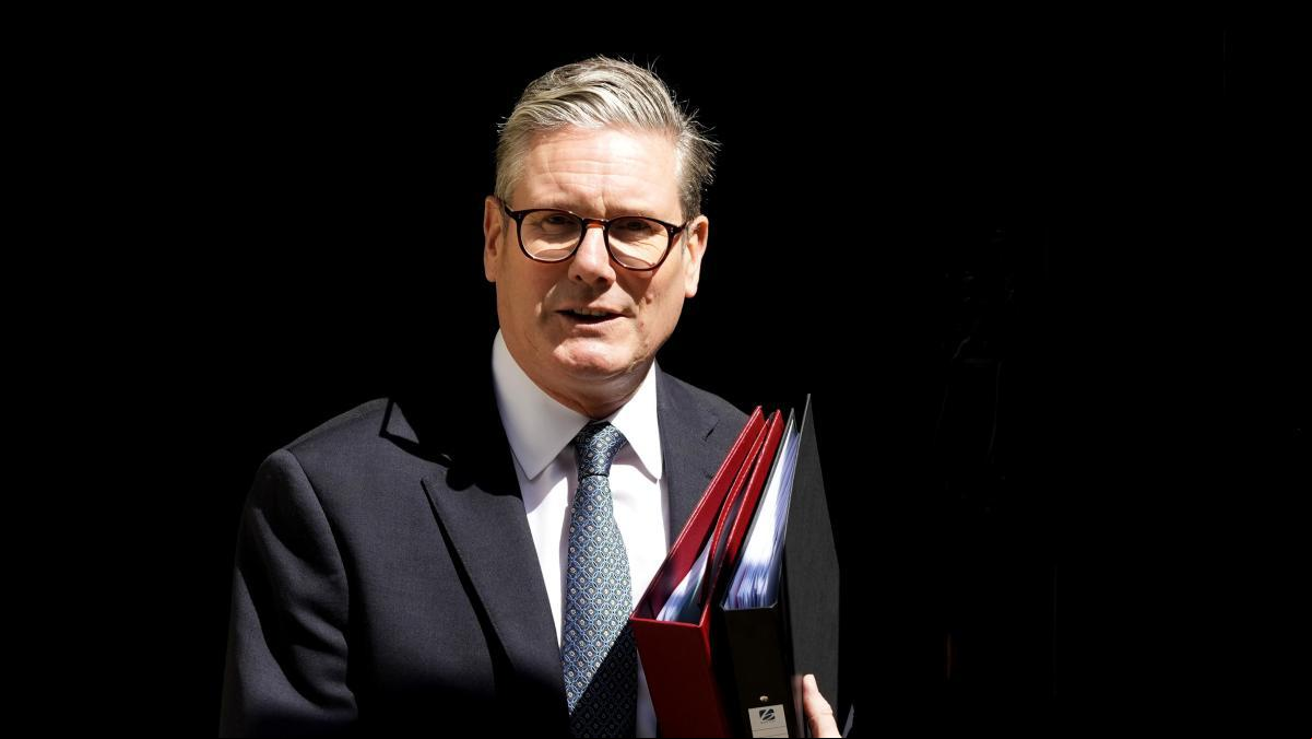 El primer ministro británico quebró normas parlamentarias al no declarar donaciones de ropa a su esposa