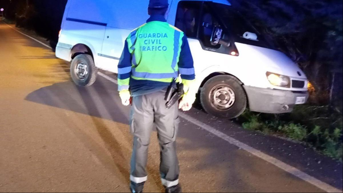 Investigan la aparición de un cadáver en medio de una carretera que ha provocado un accidente en Almería