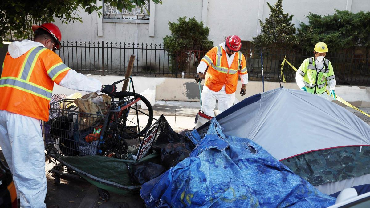 California abraza políticas de “ley y orden” para combatir la crisis de sinhogarismo
