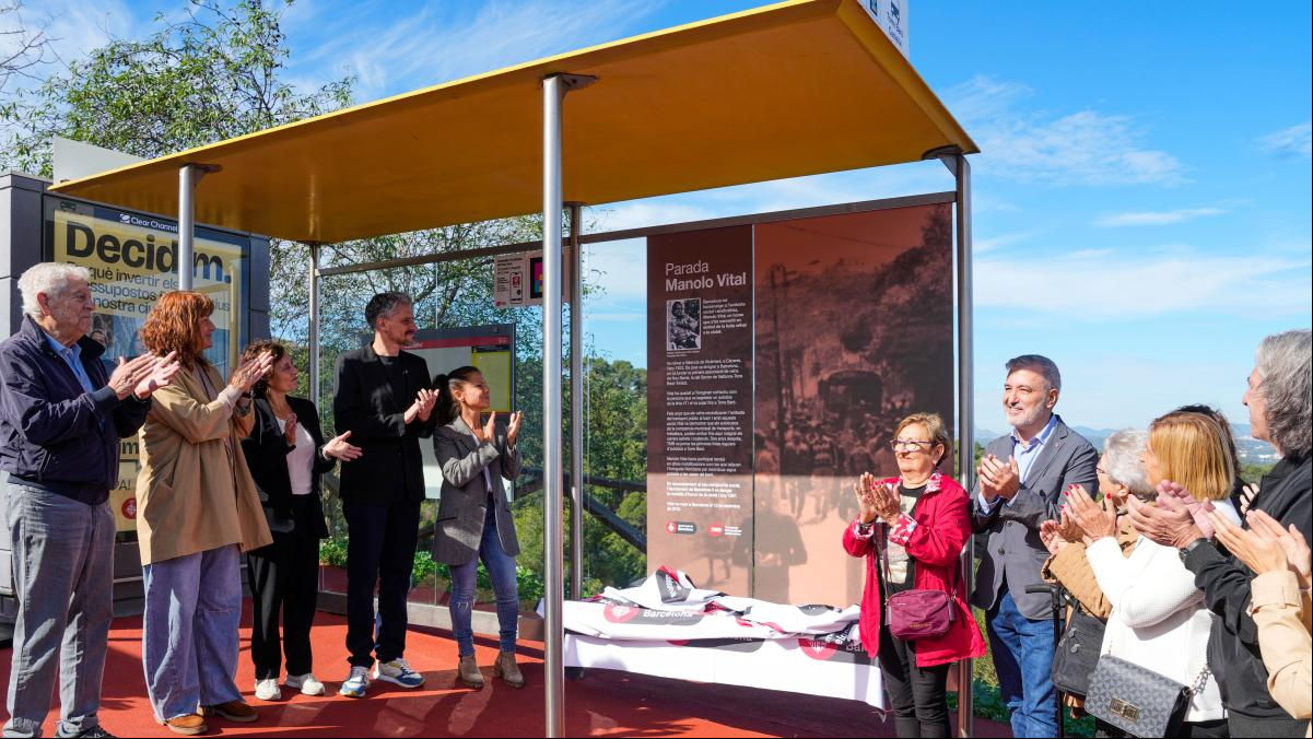 Barcelona bautiza con el nombre de Manolo Vital una parada de bus de Torre Baró Barcelona bautiza con el nombre de Manolo Vital una parada de bus de Torre Baró