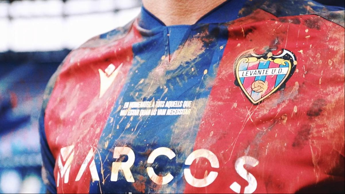El Levante mancha con barro su camiseta en homenaje a las víctimas de la DANA
