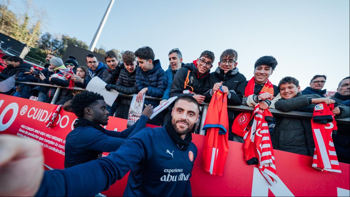 Más de 3.200 personas en el entrenamiento de puertas abiertas del Girona
