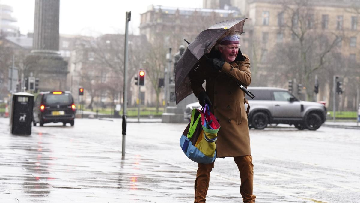 Las imágenes que deja la tormenta Éowyn a su paso por Irlanda y Escocia