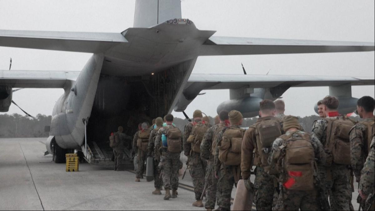 Estados Unidos envía a Guantánamo el primer vuelo de deportación con una docena de inmigrantes