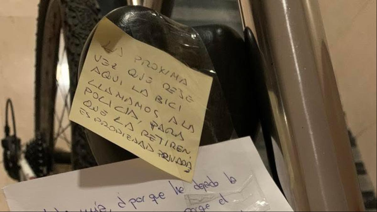 Aparca a su bicicleta en la portería y recibe la amenaza de unos vecinos: “Dos días y porque el ascensor no funciona”