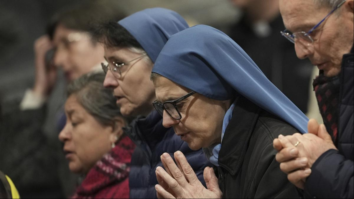 El Papa sigue crítico, pero sin nuevas crisis respiratorias